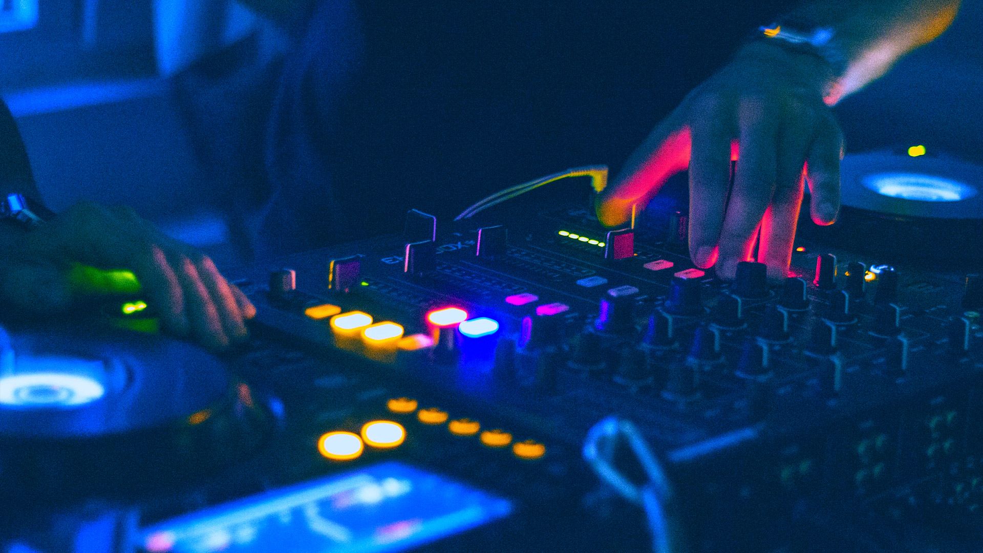 Düğün DJ Kiralama Rehberi: 10 Önemli İpucu |