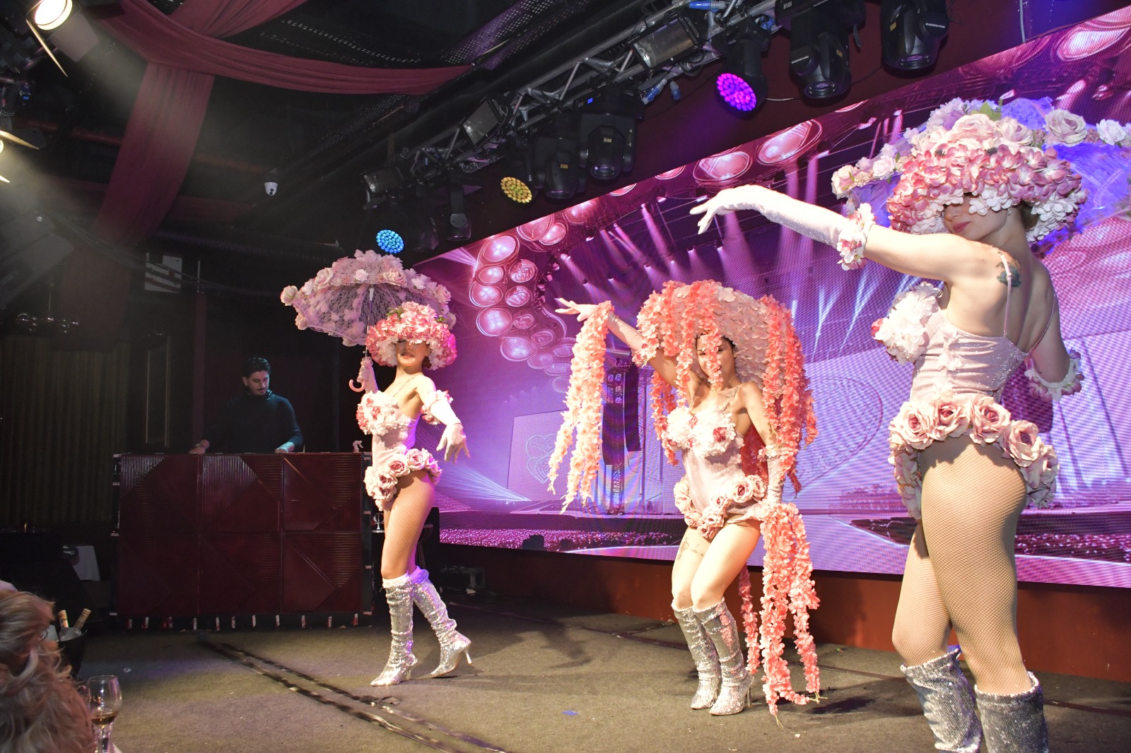Sera Nova Dance – CABARET Darbuka, Darbukalı eğlence, Darbukacı, Klarnet, Saksafon, Saksakfoncu, Klarnetci, Kanuncu, Kanun, Yeni nesil, Yeni nesil meyhane, Yeni nesil eğlence, Yeni nesil darbuka, Perküsyon, Dans show, dans şov, Bellydance, Bellydnder, Oriental, dance, Event dancer, Event, Events, Dance groups, Just dance, Performers, Stage performance, Modern dans, Modern dance, Gogo Gogo dance, Gogo dancer, Gogo dansçısı, Salsa show, Balerin, Bale, Kostüm, Kostümler, Dans kostümleri, Eğlence mekanları, Davet, Organizasyon, Doğum günü, Bride, Bride to be, Bekarlığa veda, Efsane dans, Efsane dans ekibi, Harika dans, En iyi dans, Spot ışıkları, Sahne enerjisi, Konser, concert, Circus, Dans okulu, Dans dersi, Şarkı, Şarkıcı, Gülşen, Hadise, Serdar ortaç, Star, Yıldız, Tarkan, Sezen aksu, Eğlenceli şarkılar, Canlı performans, Live performance, Music performance, Yunan dansı, Music event, Live stage show, Canlı sahne show, Dance workshop, Professional dance training, Profesyonel dans ekibi, Private dance, Star performer, Stage star, Show star, Entertainment star, Spotlight, Sahne ışığı, Sahne ses sistemi, Ses, Ses sistemi, Eğlence mekanı, Club, Night club, Gece kulubü, Gece kulup, Party songs, Parti şarkıları, Live vocal, Tıpatıp show, Tıpatıp, Dance academy, luxury nightclub, party venue, event venue, live entertainment venue, Gala night, Gala event, Gala gecesi, Luxury wedding, Concept show, show tasarımı, unutulmaz davet deneyimi, Premium eğlence hizmeti, konsept sahne performansları, özel dans gösterileri, eğlenceli performans, Show, dans iş ilanları, dansçı aranıyor, dansçı başvuru, profesyonel dansçı alımı, sahne dansçısı aranıyor, gösteri dansçıları, dans ekibi başvuru, audition dancers, dancer casting, casting call dancers, dance job, dancer job opportunity, performers wanted, show dancers wanted, female dancers wanted, professional dancers wanted, international dancers wanted, dancers for shows abroad, dance jobs worldwide, performance jobs, stage performers wanted, club dancers hiring, entertainment jobs, audition, casting, open call, dancer audition, performance audition, casting dancers, join our dance team, be part of our show, apply now dancers, elite dancers, professional performers, stage professionals, experienced dancers, trained dancers, performance team, dansçı aranıyor / dancers wanted, başvuru açık / open call, seçmeler başladı / auditions open, ekibimize katıl / join our team, sahne seni bekliyor, work abroad dancers, international contracts, dance contracts, performance contracts, touring dancers, global stage, worldwide shows, entertainment abroad, stage opportunities abroad, dance cast, performance team, stage crew, show crew, entertainment team, creative team, production team, elite casting, premium dancers only, exclusive team, selected performers, professional standards, high level performers, top dancers, sahne deneyimi olan dansçılar, profesyonel dansçılar başvuru, seçmelere katıl, dans kariyer fırsatı, yurtdışı dans işi, performans fırsatları, sahneye hazır dansçılar, Müzik klipleri, Lady Style, High Heels, Fusion, Commercial Dance, Aerial Show (hoop / pole / silks), Burlesque, Afro / Urban, Fire Show, Latin Show, jazz, fusion, dans öğretmeni, dansçı iş ilanı, afro, dancehall, dans stüdyosu, k pop, choregraphie, solo dans, ateş dansı, Zenne, Zenne kiralama, Ateş show kiralama, Dansöz kiralama, Oryantal kiralama, Yat kiralama, Fasıl ekibi kiralama, Lüks transfer, Luks transfer, Transfer hizmeti, Özel parti, Yan masa, Firuze, Rebeca, Sil baştan, Müjde, Feraye, Lizzbon, Soo rumeli, Araki, Hadi karaköy, Bittabi caddebostan, Neyzendo, Neccla, Barba rasimo, Sadakatsiz nişantaşı, Cahide, Cahide palazzo, Maslak 1453, Kavuştay, Neyla maslak, Neyzendo, Sade meyhane, Taksim, Beşiktaş, Sarıyer, Yat, Tekne, Bergen show, Matine, Kadınlar matinesi, Manifest, Manifest grubu, Manifest kareografi, Oryantal çağırma, Oryantal çağır, Oryantal iste, Dansöz çağırma, Dansöz çağır, Dansöz sitesi, Tekne kiralama, Tekne turları, Tekne turu, Teknede dansçı, Teknede fasıl, Kafkas dansı, Zeybek dansı, Sırtaki dansı, Sırtaki, Yunan dansı, Ege, Marmara, İstanbul, Antalya, Adana, Hatay, Ankara, Bodrum, Marmaris, Alaçatı, Çeşme, İzmir, İzmir eğlence mekanları, İstanbul eğlence mekanları, Oryantal istanbul dansoz, Fasıl programları, Photograpy services, Video audio visualisation staging services, Dancing girl, Erkek dansçı, Köçek, Arabic dance, Dubai BAE, Germany Almanya, Amsterdam, Netherlands, Hollanda, Montenegro, Yunan adaları, Santorini (Thira), Mykonos, Rhodes (Rodos), Crete: Girit, Seranova, Dans, dans ekibi, dans organizasyonu, Kına gecesi organizasyonu, Düğün organizasyonu, Açılış organizasyonu, Açılış gösterisi, Otel banket organizasyonları, Dans grubu, Dans gösterisi, Sahne gösterisi, Sahne showu, Sahne sanatları, Luks organizasyon, Lüks organizasyon, Lüks organizasyon, Lüks sov, Kabare şov, Kabare ekibi, Şarkıcı, Orkestra, Orkestra ekibi, Kostümlü dans, Dans kostümü, Cabaret show, Lux show, Flamenko, Caz, Flamenko show, Caz show, Modern dans, Dans produksiyon, exclusive show, Cabaret show, Oryantal show, Oryantal, Oryantel show, Oryantel, Dansöz, Dansçı, Fasıl Ekibi, Çalıgıcı Ekibi, Müzisyen, Event, Eğlence, Entertainment, Luxury, Mouling Rouge, Kankan, Kankan Dansı, Parti, Party, Sahne, Sahne sanatları, Sahne dans